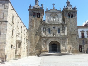 Casa-Ospelia-Viseu-Portugal-00